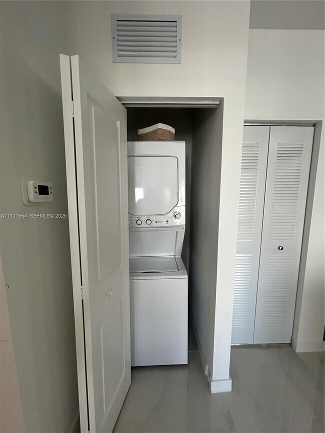 Building Photo - 1010 SW 69th Ave