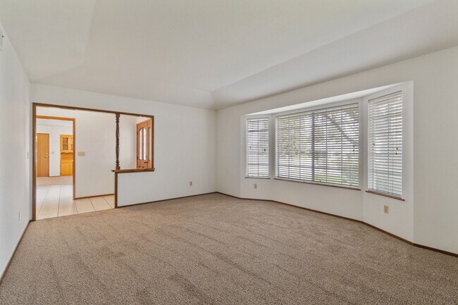 Building Photo - 6469 N San Pedro Ave