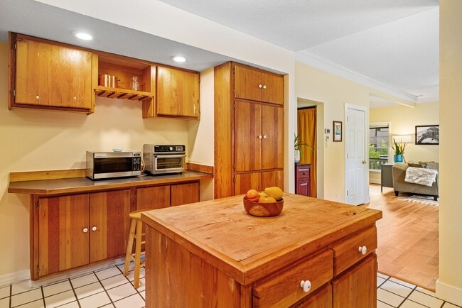 Building Photo - Fully Furnished Northside Bungalow Available for Month of August, 2026