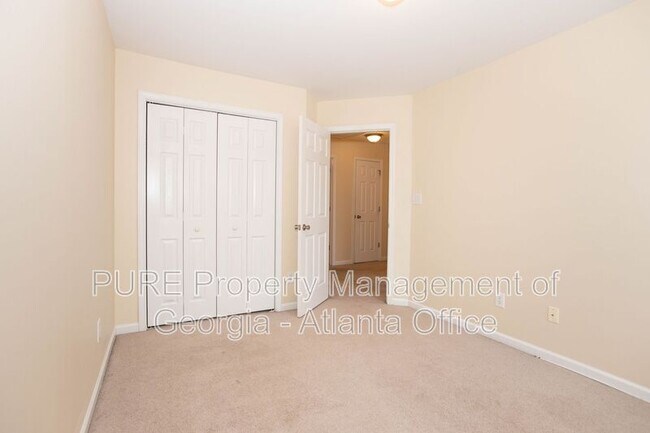 Building Photo - 1750 Heights Cir