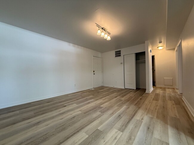 Building Photo - Remodeled Condo in West Valley