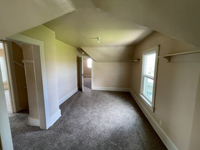 Building Photo - 3 bed farm house with 2 acres