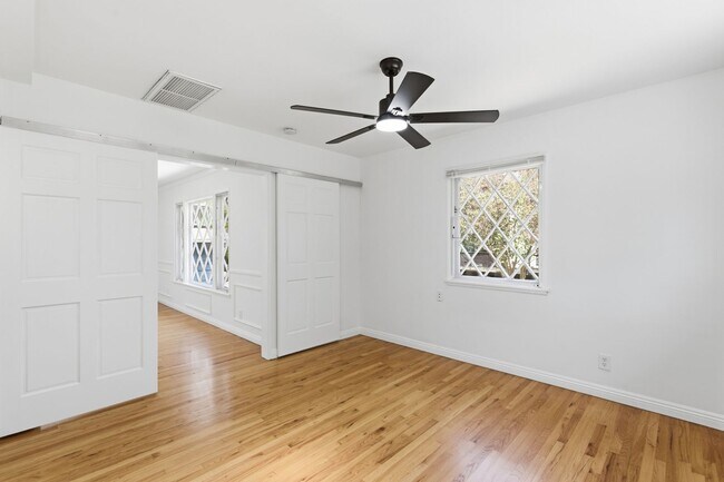 Building Photo - 12334 Moorpark St