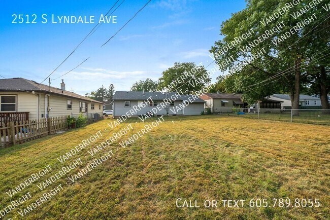 Building Photo - 2512 S Lyndale Ave
