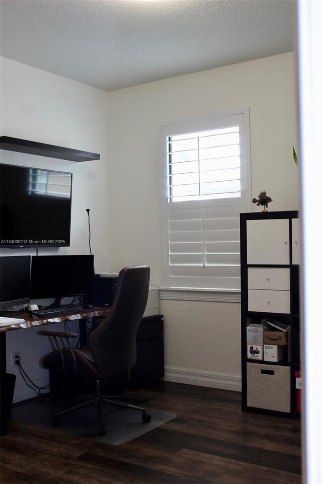 Building Photo - 620 SE Monet Dr
