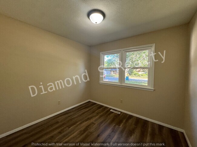 Building Photo - 3 Bedroom Home Located Near Mercy!