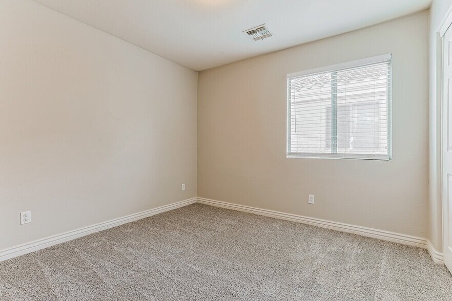 Building Photo - 34042 N Mercedes Dr