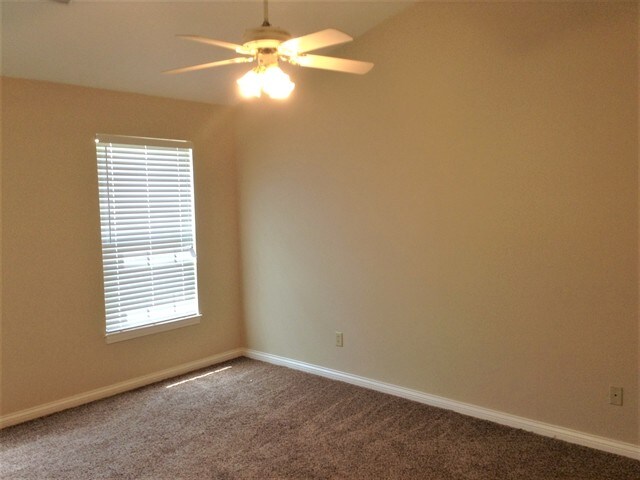 Building Photo - 8428 Stratford Ct