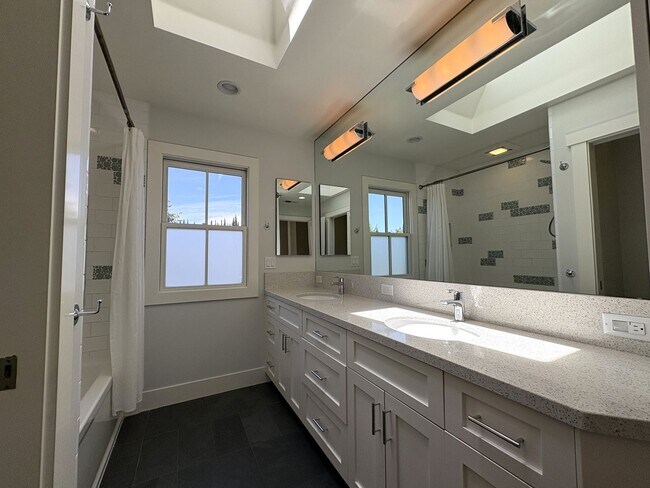 Building Photo - Spacious 5BR/3.5BA Palo Alto Home with Gourmet Kitchen & Large Backyard