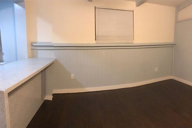 Building Photo - 723