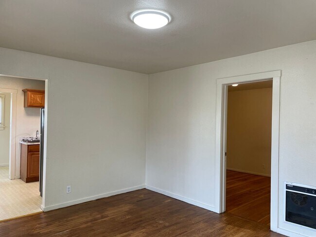 Building Photo - Nice 1 Bedroom 1 Bath Duplex