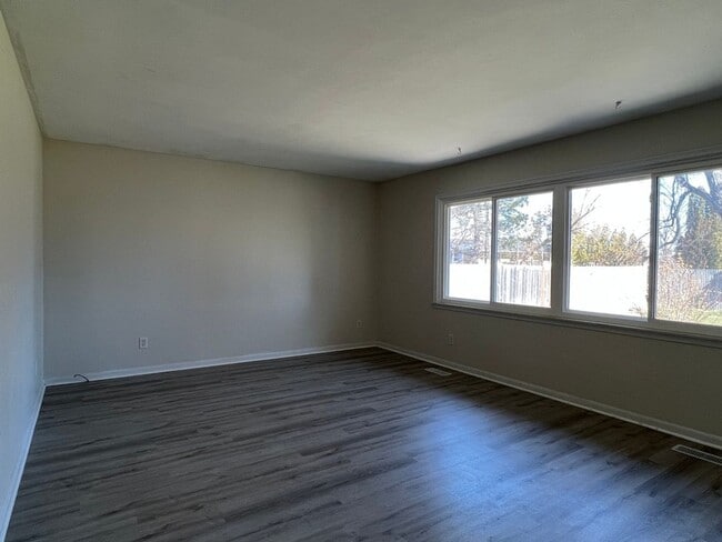 Building Photo - Spacious 2-BDR 2-BTH Duplex w/ Basement, G...