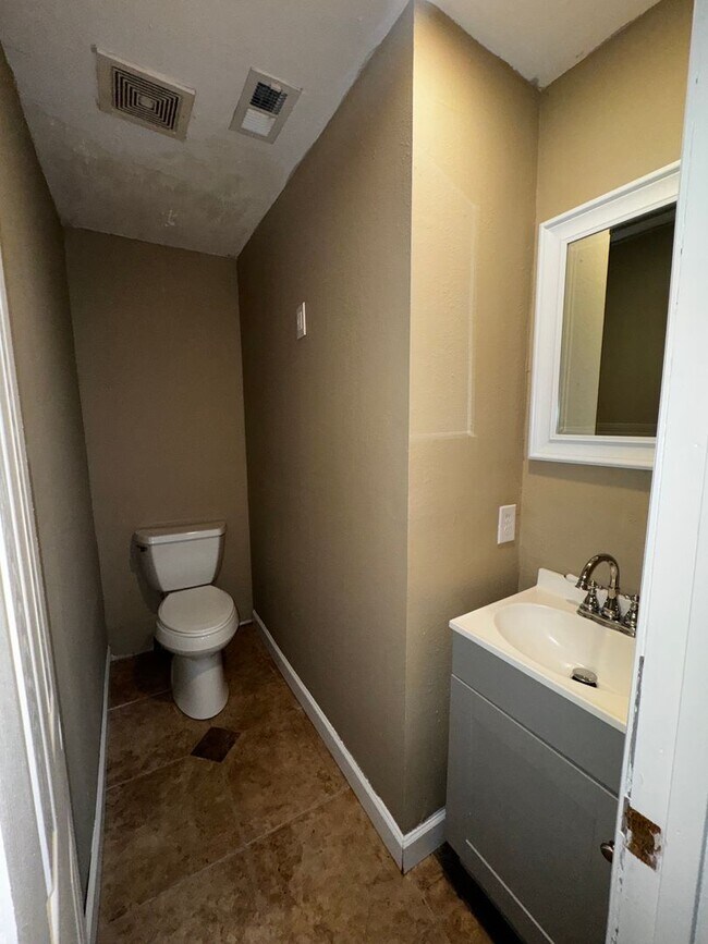 Building Photo - Cozy & Private 2-Bedroom Duplex Rental in Ocala