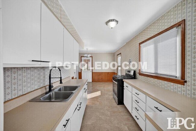 Building Photo - 1525 Akron St