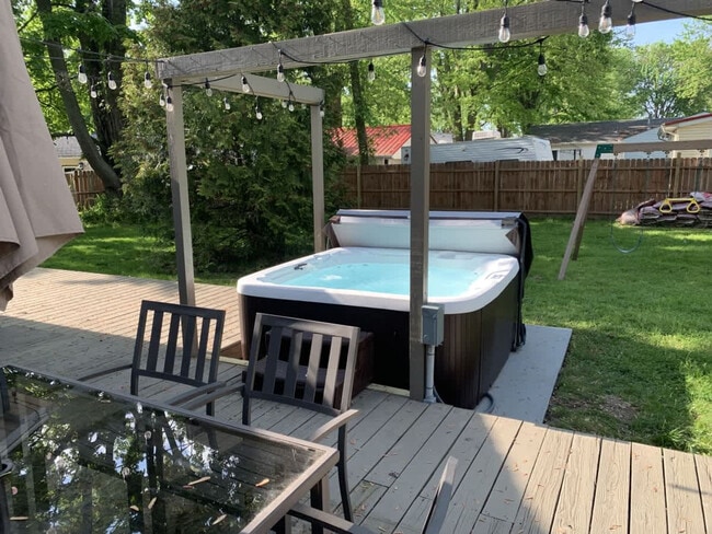 Building Photo - 7525 Lake Rd E