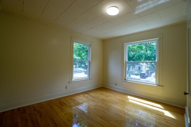 Building Photo - Newly renovated second floor flat availabl...