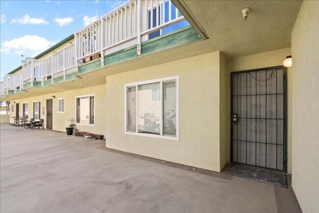 Building Photo - 1 Bed/1 Bath + 2 Parking Spaces and Walking Distance to Beach