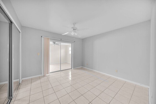 Building Photo - 517 SE 23rd Pl
