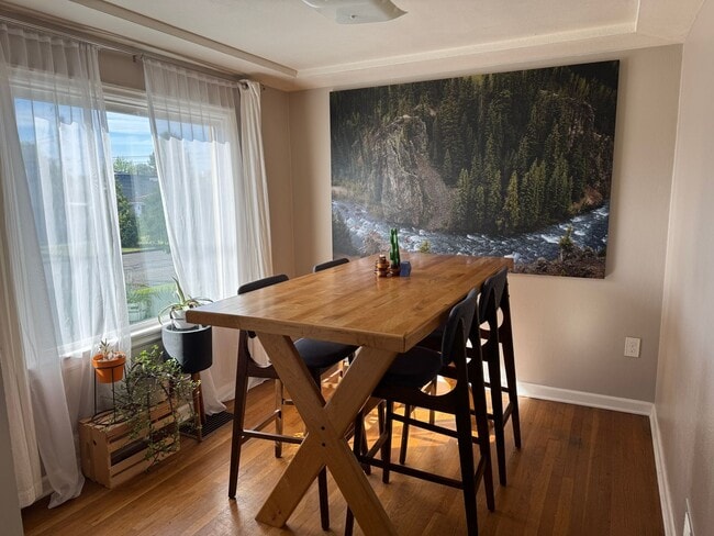 Building Photo - Spacious 2 Bedroom Home with Large Open Kitchen