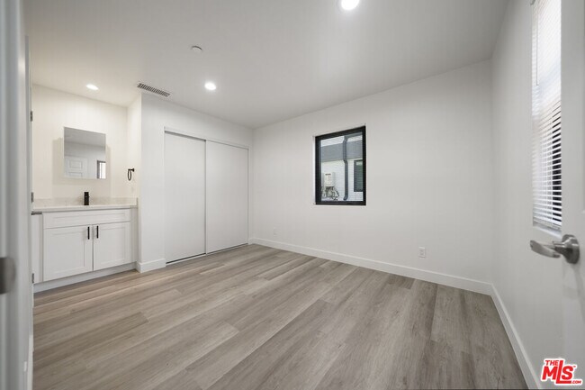 Building Photo - 4112 Normandie Ave