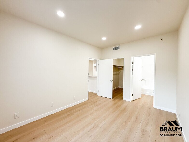 Building Photo - 11459 Collins St