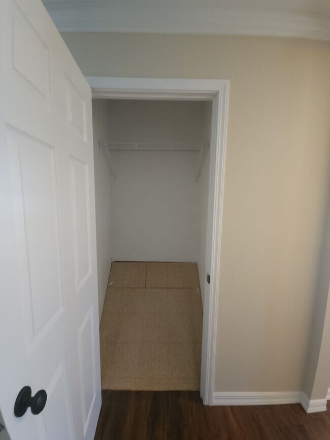 Building Photo - 3 bedroom 3 bathroom house with lots of extras