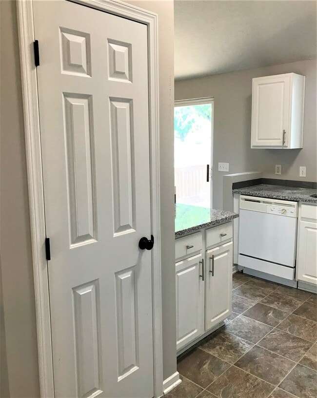 Building Photo - **Coming Soon** 8/1 Move in SW Omaha Charm...
