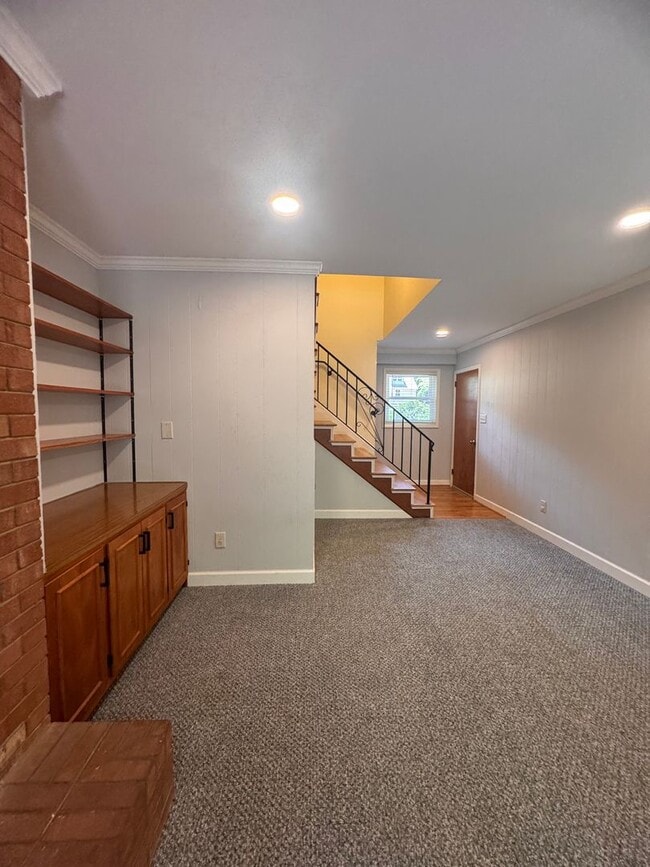 Building Photo - 4 Bedroom Jamestown Beauty!