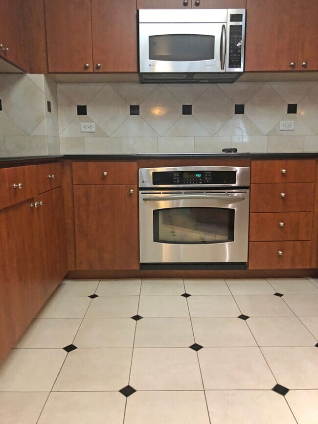 Building Photo - Incredibly Spacious Furnished 2 Bedroom/2 Bath Condo at Park Townsend