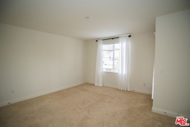 Building Photo - 5831 Seawalk Dr