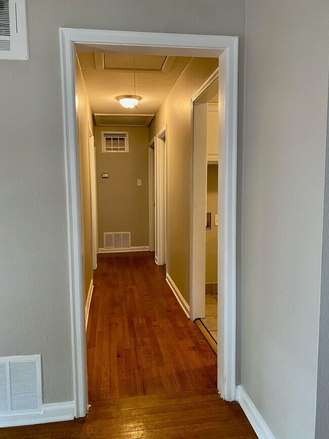 Building Photo - 3 bed, 1 bath in Colonial Acres near Quince and Colonial