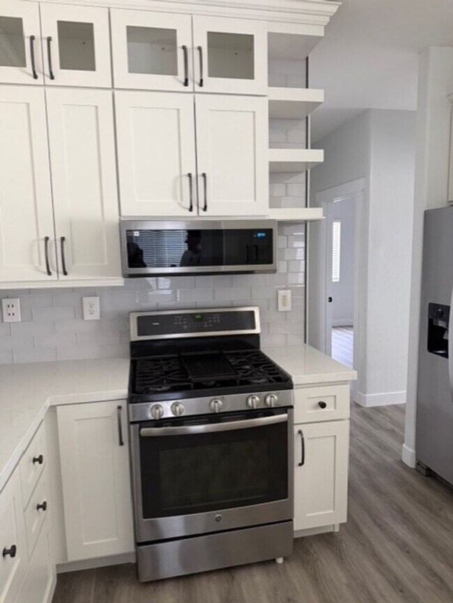 Building Photo - 1071 Village Knoll Dr