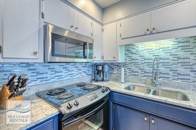 Building Photo - FULLY FURNISHED OFF-SEASON MONTHLY RENTAL ...