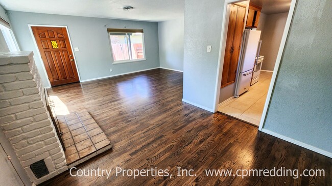 Building Photo - Garden Tract 3-Bedroom House with Hardwood...