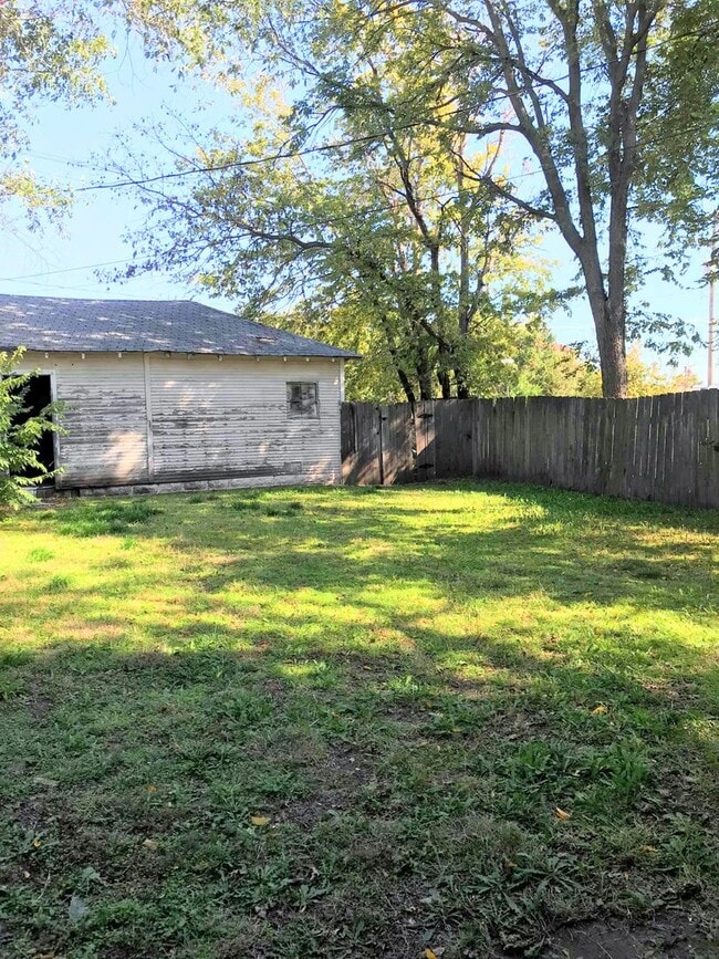 Building Photo - 2 Bedroom 1 Bath Home