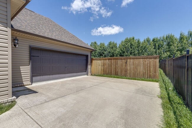 Building Photo - **Stunning 3BE/2.5BA home in a stellar nei...
