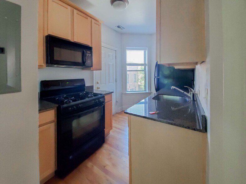 Primary Photo - 1217 W Waveland Ave