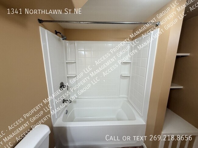 Building Photo - 1341 Northlawn St NE