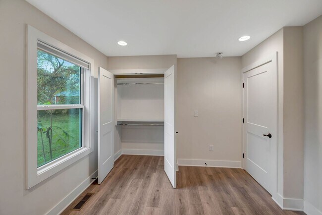 Building Photo - Modern 4 Bedroom/ 3 Bath Home in East Nash...