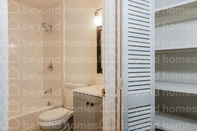 Building Photo - Beautifully renovated home with 3 bedroom ...