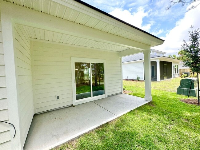 Building Photo - Townhouse with amenity packed neighborhood...
