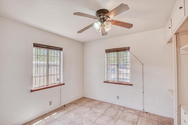 Building Photo - 1304 E Linden St