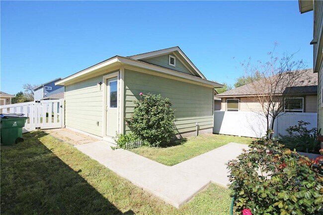 Building Photo - 903 Alamo Plaza Dr