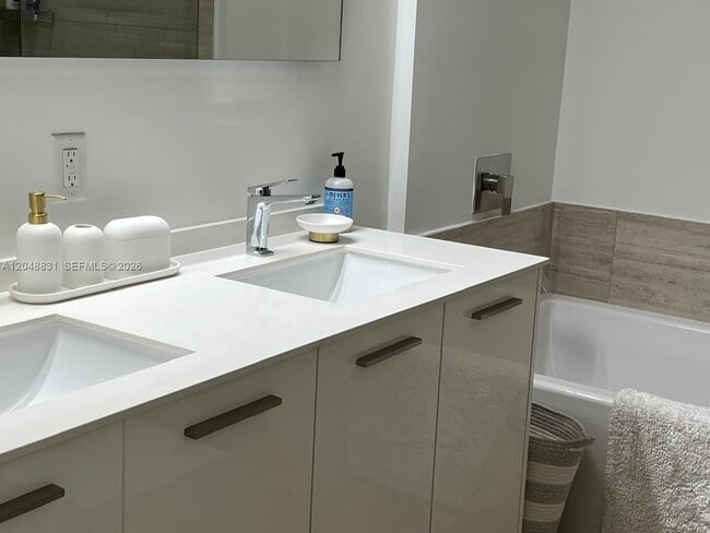 Building Photo - 1300 Brickell Bay Dr