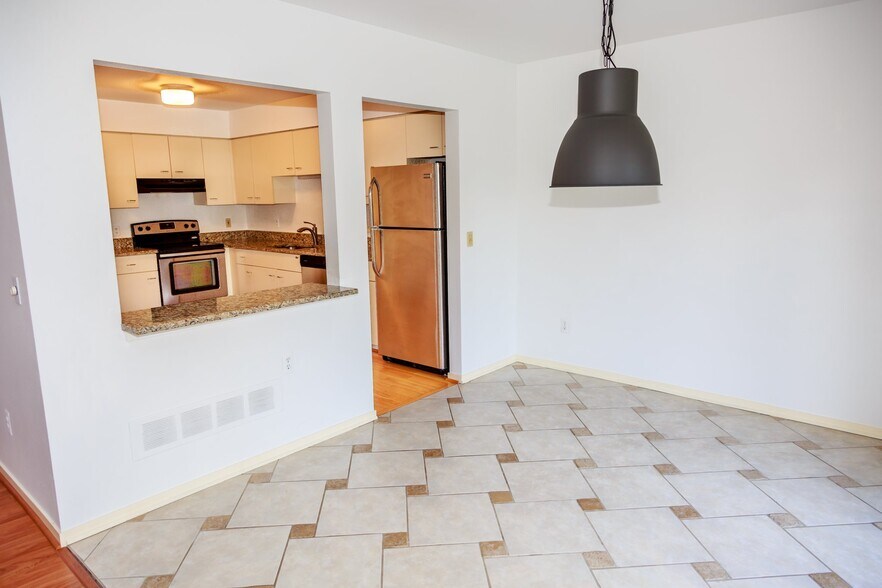 Building Photo - 716 Eton Ct