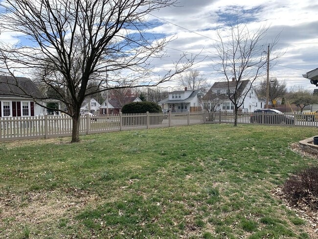 Building Photo - Charming 3-Bedroom Home on Spacious Corner...