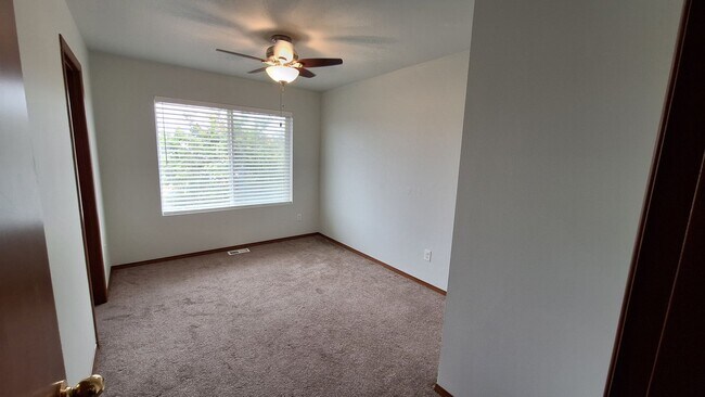Building Photo - Just in Time for School!!! Beautifully Lan...