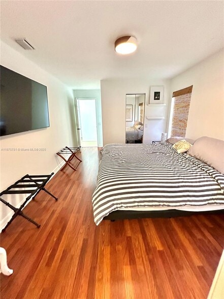 Building Photo - 656 Verona Pl
