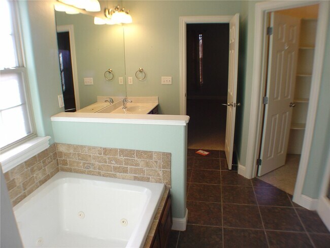 Building Photo - 73 Pimlico Dr