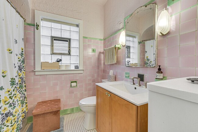 Building Photo - 2021 W Dickens Ave